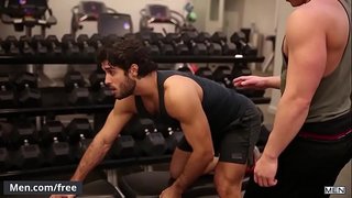 زوجان مثليان و تحرش ساخن في صالة الجيم و سكس لواط جامد في البيت