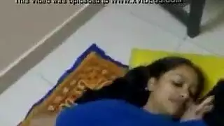 فتاة خجولة مارس الجنس على الأريكة من قبل معلمتها