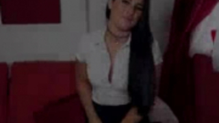 السكرتير سمراء قرنية، شيلا سباركسكس تستخدم فمها الواسع لإرضاء اثنين من الرجال في نفس الوقت.