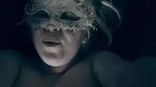 جبهة مورو حلوة تلعب مع حلماتها أثناء استمناء لعبة الجنس الأرجواني بجانب المدفأة