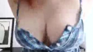 فتاة صغيرتي الزنجبيل على وشك أن تجعل الحب مع فتاة لطيفة تعتز به.