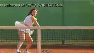 فرخ التنس امرأة سمراء الساخنة مارس الجنس من قبل ديك كبيرة