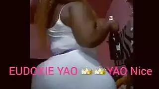 فتاة أفريقية تدفع لها لعبة الجنس الأسود في عمق بوسها الرطب والبول