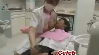 تحصل ممرضة يابانية جميلة على هدية من الجنس الفموي