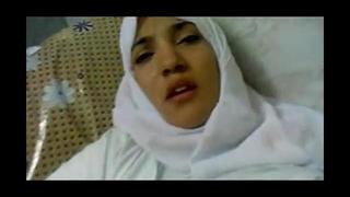 مصرية محجبة تنتاك وتلعب في بزازها