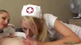 الممرضات السوداء استمناء في ظهر المريض واللعب مع دسار ضخمة.