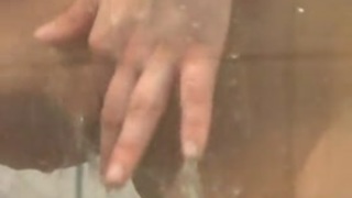 ابنة عمي وصديقتها في الحمام