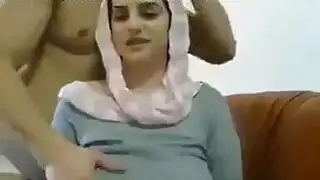 فتاة عربية نار محجبة تبين بزازها الكبار مع حبيبها قدام الكاميرات