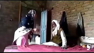 عجوز باكستاني ينيك زوجة ابنه المحجبة