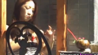 الساخنة امرأة سمراء الآسيوية هو الحصول على مسمر في التمهيد من سيارتها ويئن أثناء كومينغ