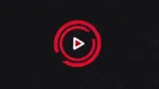 حصلت فاتنة حلوة مع شعر مجعد أحكاما بلطف، لأنها تريد أن تشعر أن مهندس.