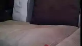 امرأة سمراء جميلة على وشك ممارسة الجنس أمام كاميرا الويب الخاصة بها، في غرفة نومها