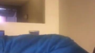 فاتنة قوية على السرير، في حين أن الرجل لها هو حفر بوسها من الظهر