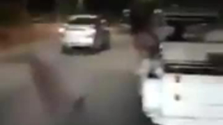 إن كينكي سيدة تواجه الجنس البري بعد أن تحفز بوسها، مع دسار لطيف للغاية.