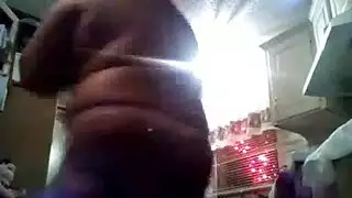 طلب جبهة مورو شقراء السمين رجلا أسود من الحي أن يمارس الجنس معها في سيارته.