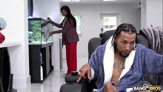 بنت شقراء قمورة تتناك من الفحل الزنجي وتمص زبه الكبير