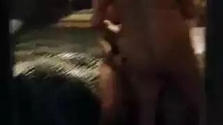 زوجات الأسماك قرنية تمارس الجنس الخام في حوض الاستحمام