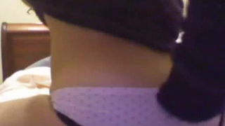 فتاة غريبة تضع حزامها على النزول على ركبتيها وتمتص ديك وكرات