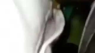 أمارس العادة السرية في الحافلة بينما تتلصص فتاة مغرية