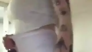 فتاتان وقضيب واحد: فتاة في زي تمص بقوة وصديقتها تلعق كسها