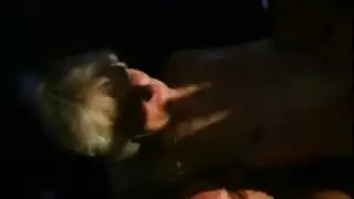  عاهرة صغيرة مصابة تأخذ قضيب جارها الكبير بعمق وفوضوية