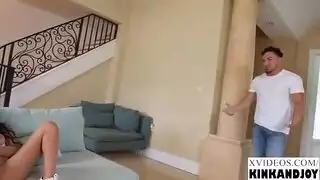 فرجها الغارق يتعرق أثناء فعل عذري مكثف