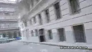 فتاة ممتلئة تأخذ المال ثم تأخذ قضيبه الصلب في فمها