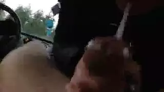 متدربة عاهرة تتلقى قذفًا في الحلق وتبتلع كل شيء