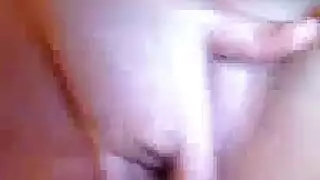 فتاة اندنوسية تفرك كسها