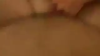 عاهرة ناضجة تظهر فرجها الناعم الشبابي