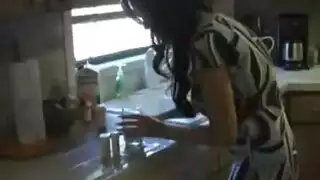 الزوجة الصغيرة تحصل على شرج على الأريكة من قضيب سمين