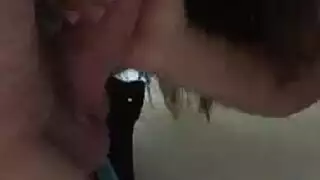 إيفا ترضع قضيب مالك المنزل ، بينما تضاجعه للمرة الثالثة ، في مكتبه